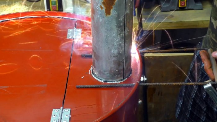 Делаем из бочки мобильную печь для сжигания садового мусора