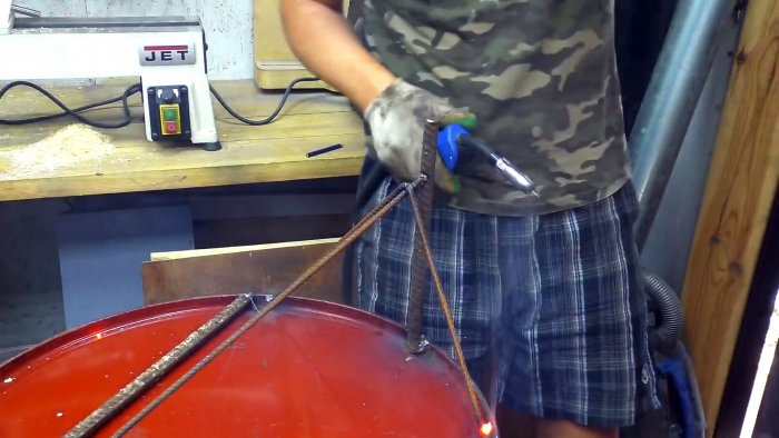 Делаем из бочки мобильную печь для сжигания садового мусора