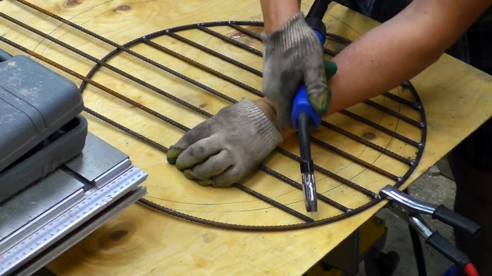 Делаем из бочки мобильную печь для сжигания садового мусора