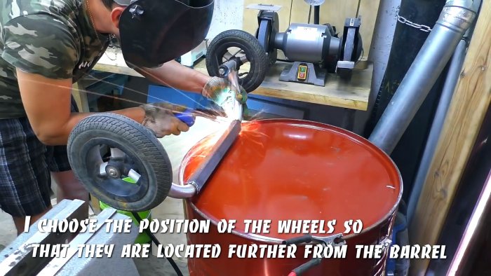 Делаем из бочки мобильную печь для сжигания садового мусора