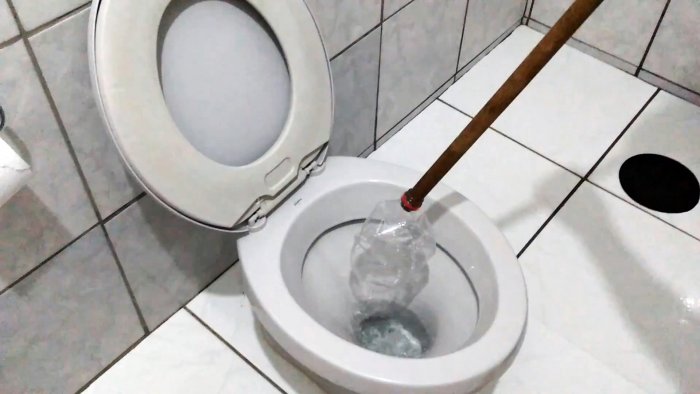 Как прочистить засор в унитазе пластиковой бутылкой