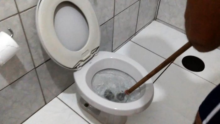 Как прочистить засор в унитазе пластиковой бутылкой