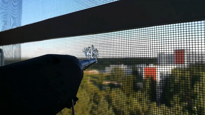 Как мгновенно заделать дыру в москитной сетке за 1 минуту