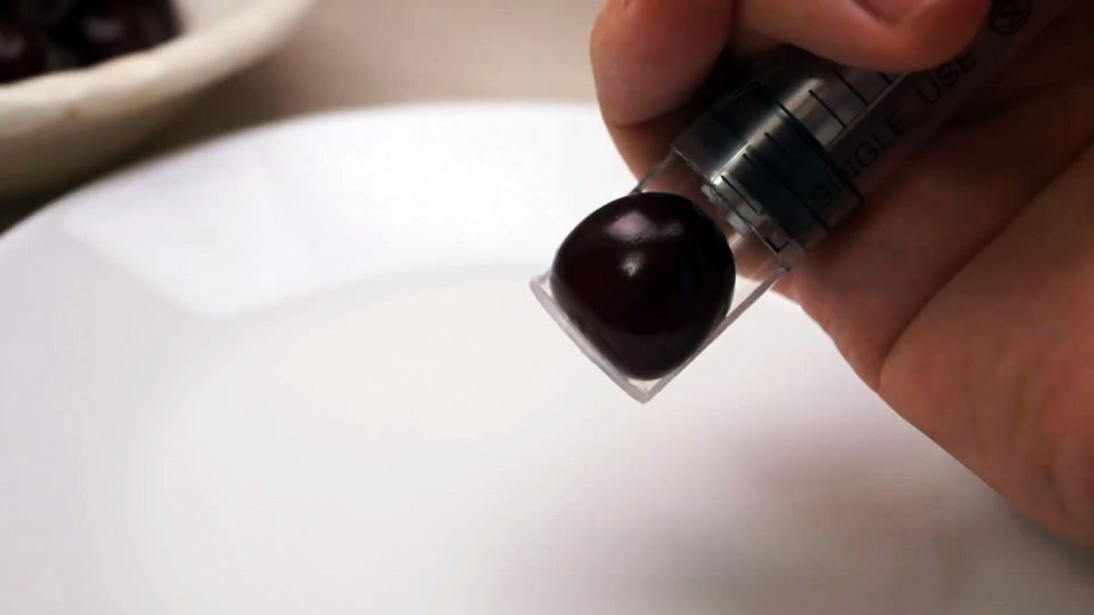 Как сделать инструмент для удаления косточек вишни из шприца