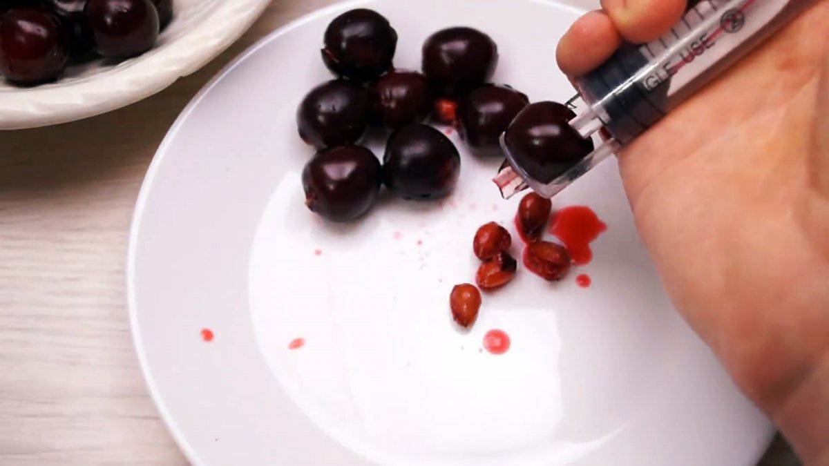 Как сделать инструмент для удаления косточек вишни из шприца