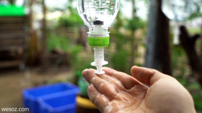 Как сделать умывальник из шприца и пластиковой бутылки