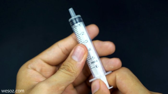 Как сделать умывальник из шприца и пластиковой бутылки