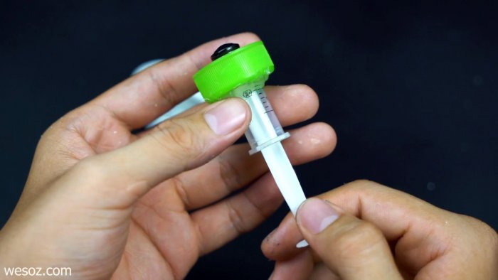 Как сделать умывальник из шприца и пластиковой бутылки