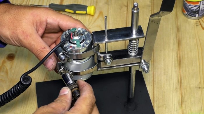 Как сделать миниатюрный сверлильный станок