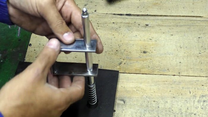 Как сделать миниатюрный сверлильный станок