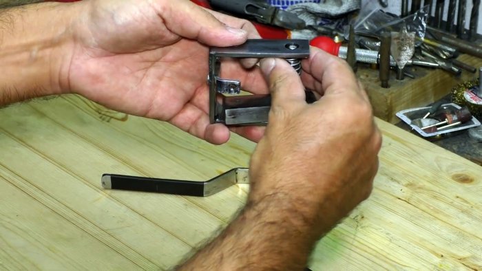 Как сделать миниатюрный сверлильный станок