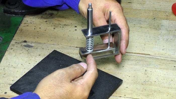 Как сделать миниатюрный сверлильный станок