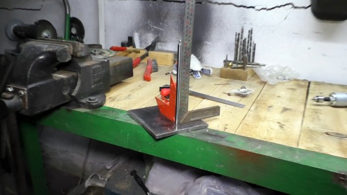 Как сделать миниатюрный сверлильный станок