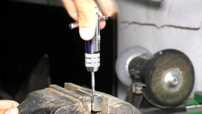 Как сделать миниатюрный сверлильный станок