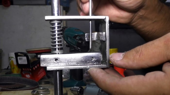 Как сделать миниатюрный сверлильный станок