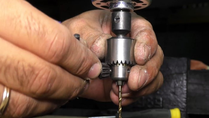 Как сделать миниатюрный сверлильный станок