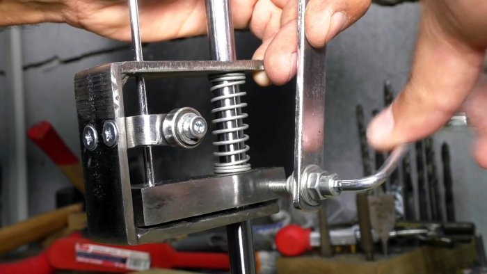 Как сделать миниатюрный сверлильный станок