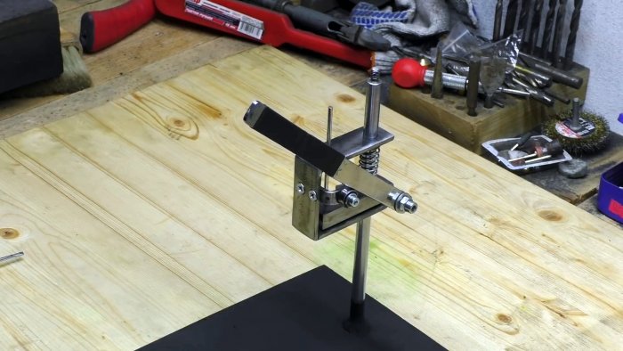 Как сделать миниатюрный сверлильный станок