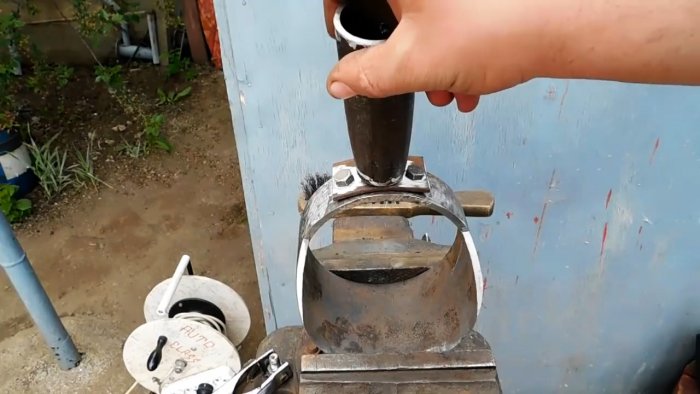 Как из куска трубы сделать мощную мотыгу которая вырубит любые корни и сорняки