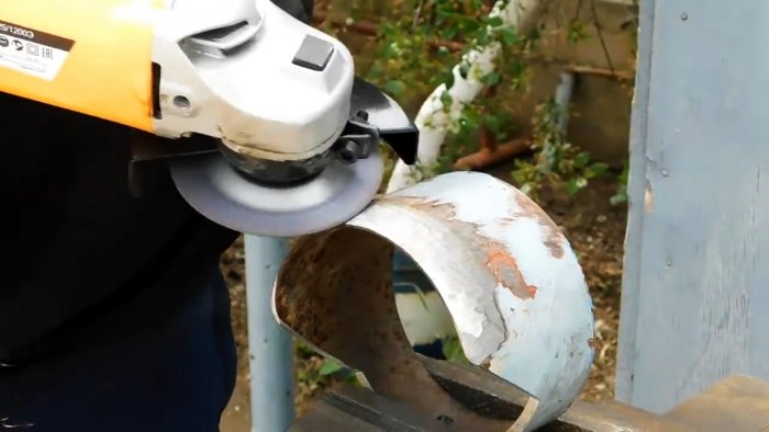 Как из куска трубы сделать мощную мотыгу которая вырубит любые корни и сорняки