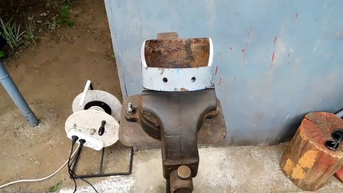 Как из куска трубы сделать мощную мотыгу которая вырубит любые корни и сорняки