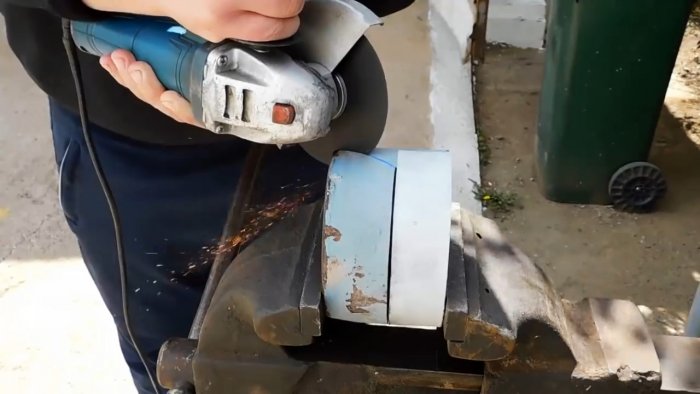 Как из куска трубы сделать мощную мотыгу которая вырубит любые корни и сорняки