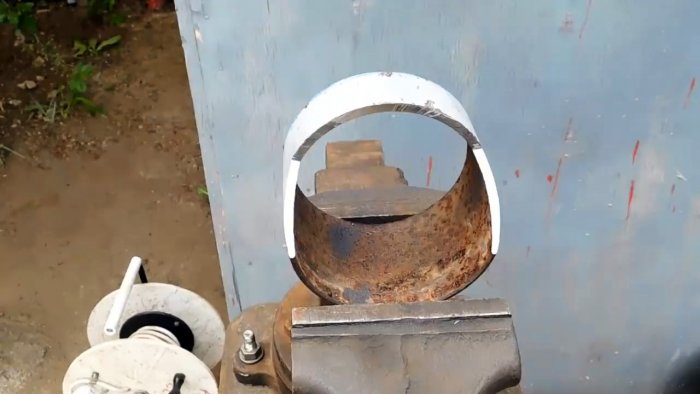 Как из куска трубы сделать мощную мотыгу которая вырубит любые корни и сорняки