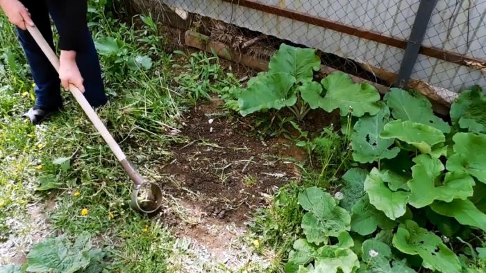 Как из куска трубы сделать мощную мотыгу которая вырубит любые корни и сорняки