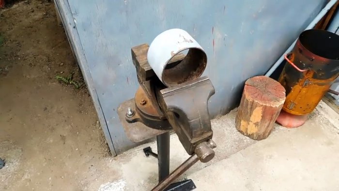 Как из куска трубы сделать мощную мотыгу которая вырубит любые корни и сорняки