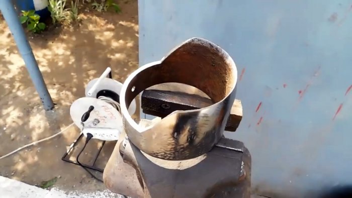 Как из куска трубы сделать мощную мотыгу которая вырубит любые корни и сорняки