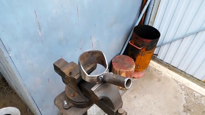 Как из куска трубы сделать мощную мотыгу которая вырубит любые корни и сорняки