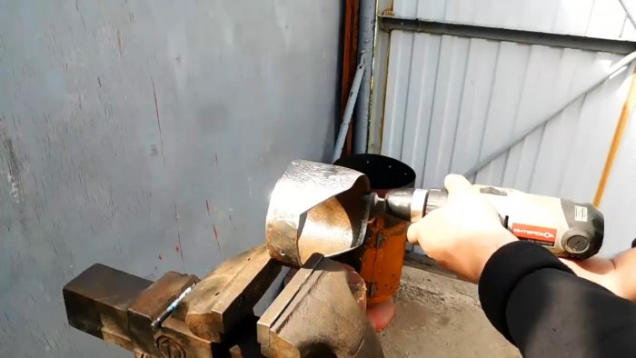 Как из куска трубы сделать мощную мотыгу которая вырубит любые корни и сорняки