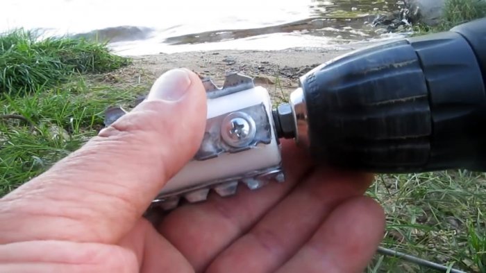 Чистим улов шуруповертом прямо на рыбалке за пару минут