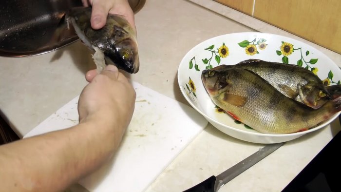 Советы бывалых рыбаков 3 способа почистить окуня быстро и без грязи