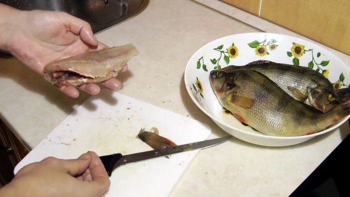 Советы бывалых рыбаков 3 способа почистить окуня быстро и без грязи