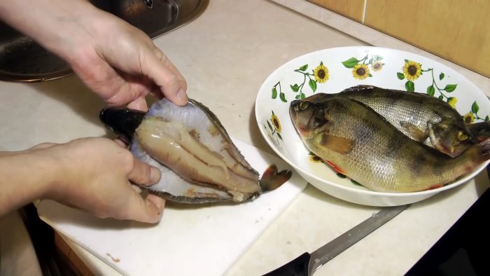 Советы бывалых рыбаков 3 способа почистить окуня быстро и без грязи