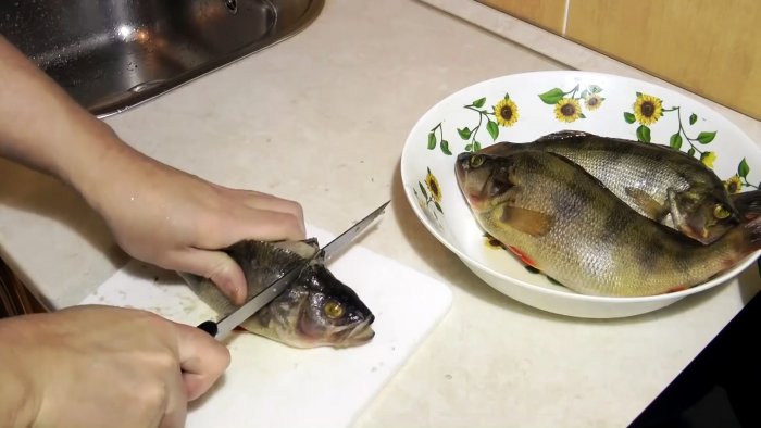 Советы бывалых рыбаков 3 способа почистить окуня быстро и без грязи