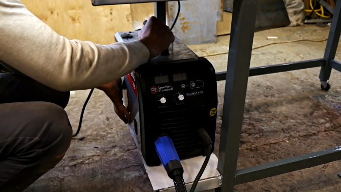 Из старой ступицы делаем слесарный верстак с поворотной площадкой для сварочных работ