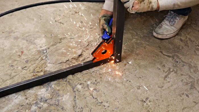 Из старой ступицы делаем слесарный верстак с поворотной площадкой для сварочных работ