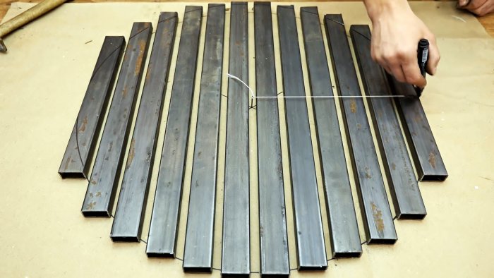 Из старой ступицы делаем слесарный верстак с поворотной площадкой для сварочных работ