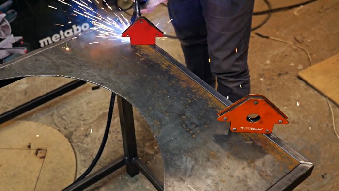 Из старой ступицы делаем слесарный верстак с поворотной площадкой для сварочных работ