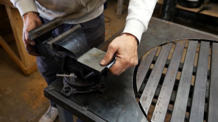 Из старой ступицы делаем слесарный верстак с поворотной площадкой для сварочных работ