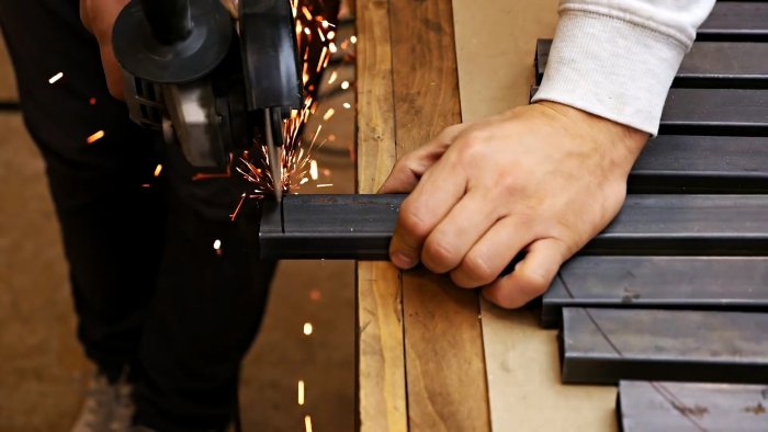 Из старой ступицы делаем слесарный верстак с поворотной площадкой для сварочных работ