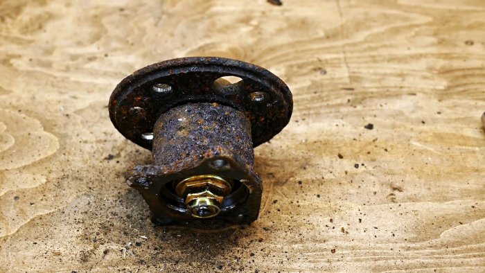 Из старой ступицы делаем слесарный верстак с поворотной площадкой для сварочных работ