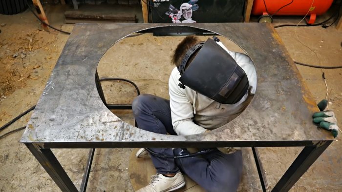 Из старой ступицы делаем слесарный верстак с поворотной площадкой для сварочных работ