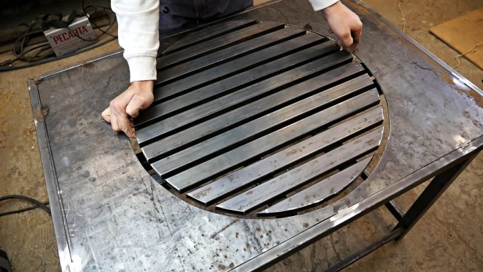 Из старой ступицы делаем слесарный верстак с поворотной площадкой для сварочных работ