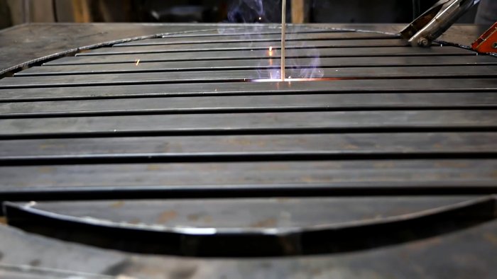 Из старой ступицы делаем слесарный верстак с поворотной площадкой для сварочных работ