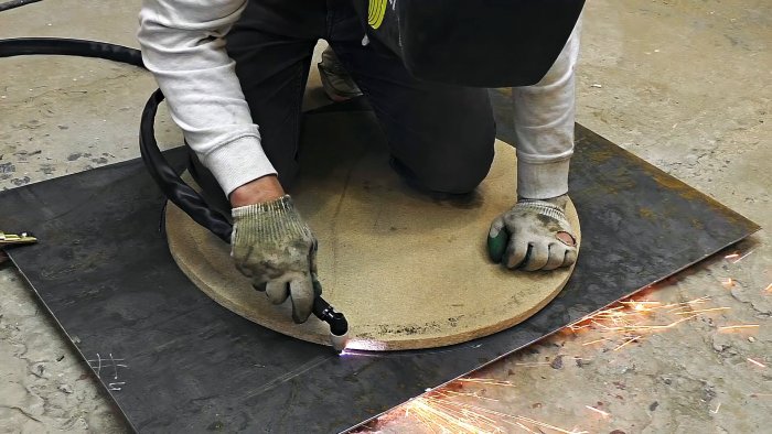 Из старой ступицы делаем слесарный верстак с поворотной площадкой для сварочных работ