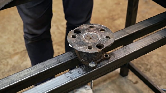 Из старой ступицы делаем слесарный верстак с поворотной площадкой для сварочных работ