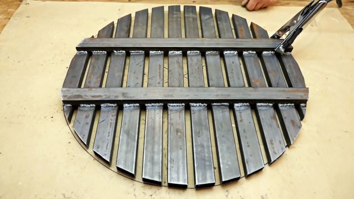 Из старой ступицы делаем слесарный верстак с поворотной площадкой для сварочных работ